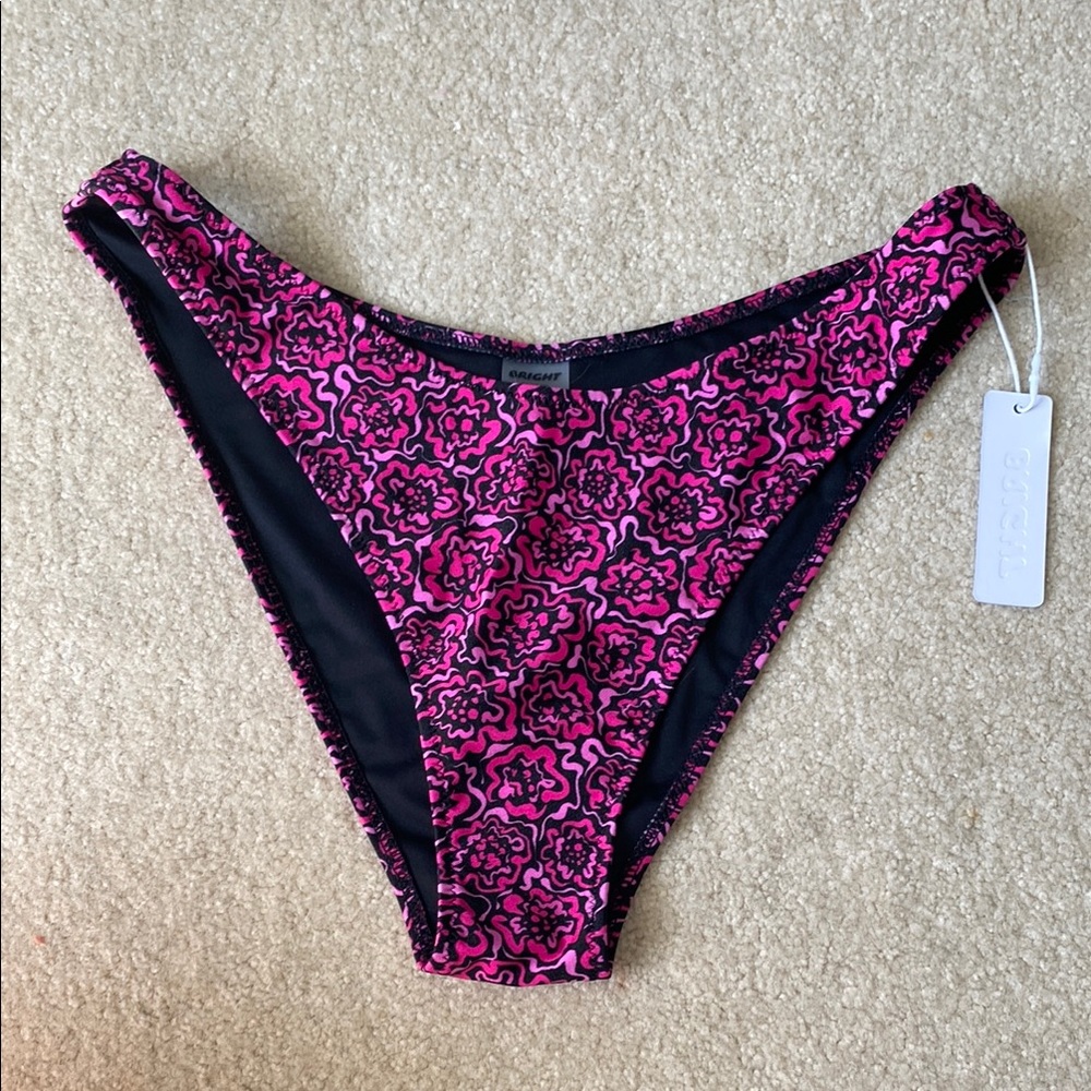 Bright Swimwear Lola Bottom size L
Color- Euphoria